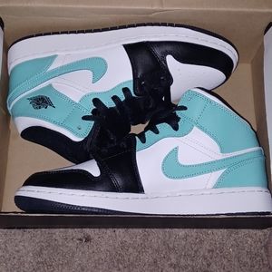 Air Jordan 1 mid Tropical  Twist Igloo